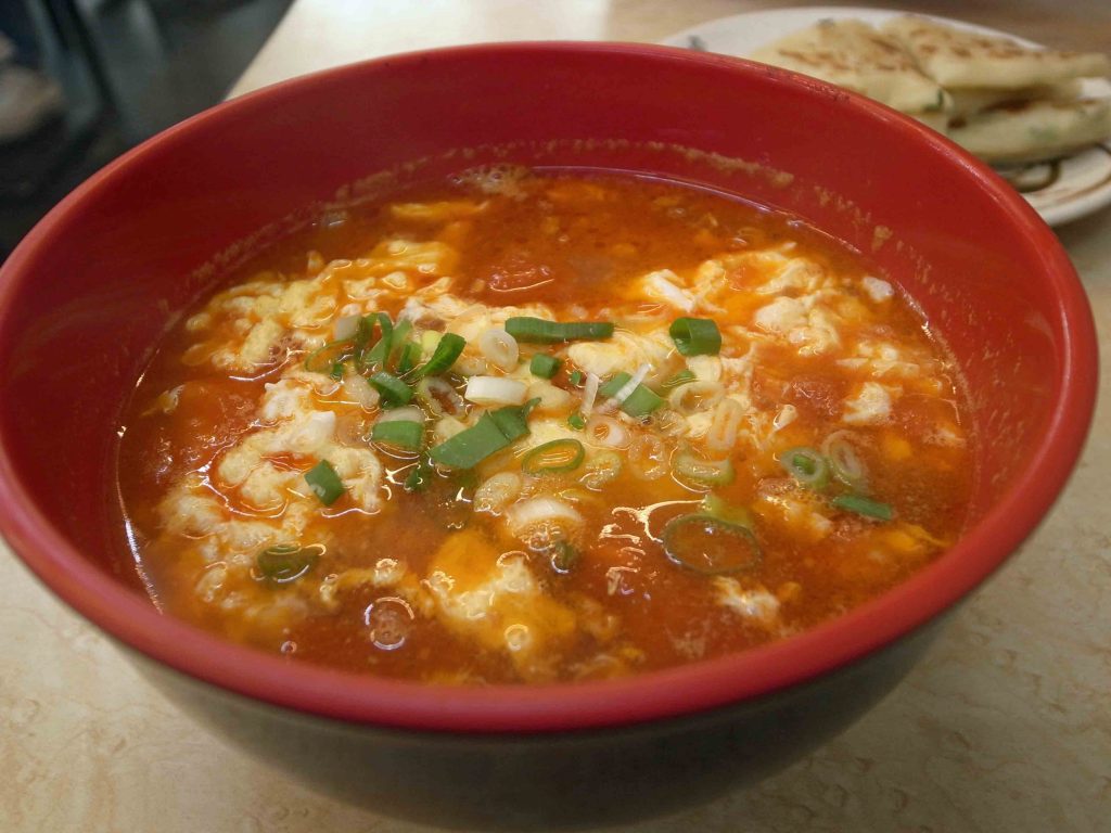 甘記蕃茄刀削麺のトマトタマゴスープの写真