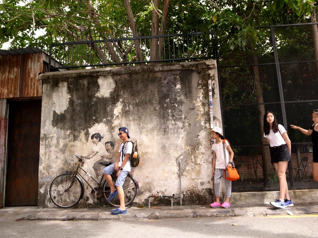 ペナンの壁画「自転車に乗った子供」