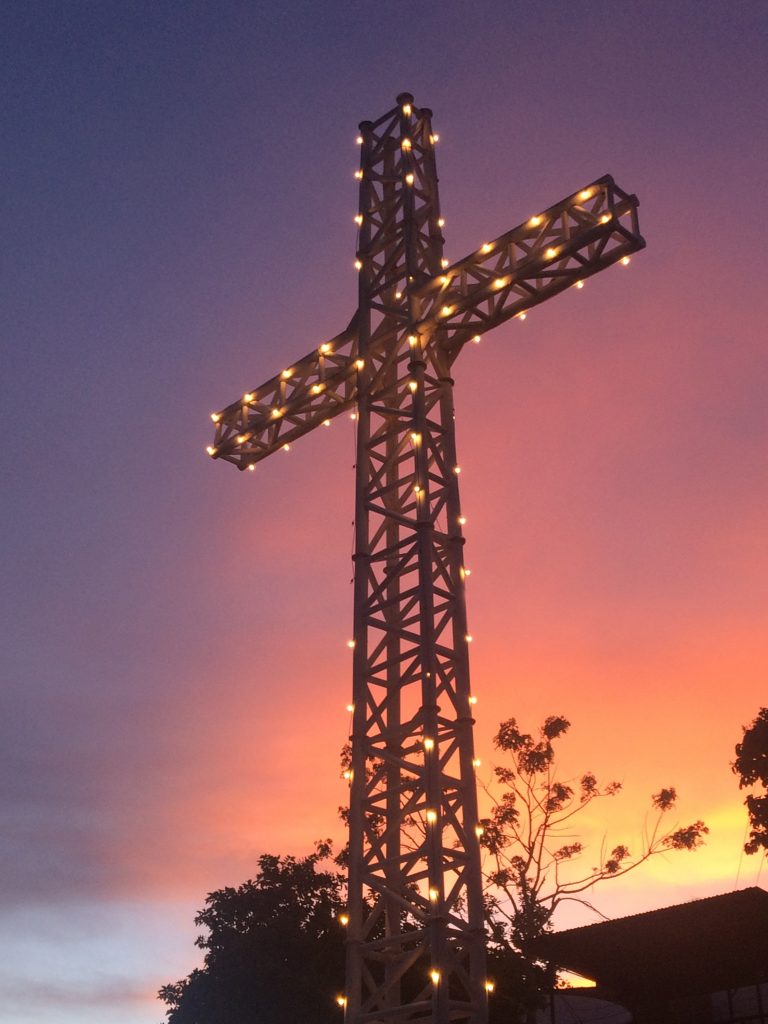 コロンタウンのタプヤス山山頂の十字架のライトアップ