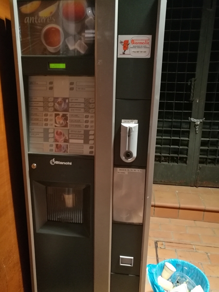 カカベロスのアルベルゲの無料自販機の写真
