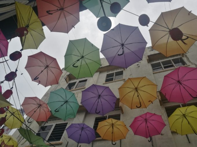 イポーの傘のインスタレーションの写真