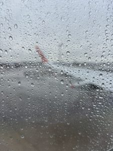 成田空港第3ターミナルの雨の写真