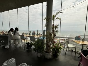 JR日立駅のカフェの中の写真